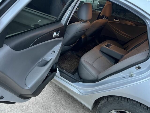 Серый Хендай Соната, объемом двигателя 2.4 л и пробегом 192 тыс. км за 6999 $, фото 2 на Automoto.ua