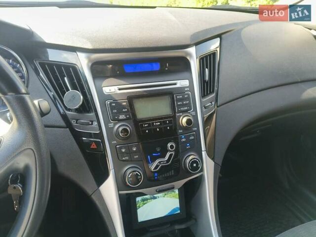 Сірий Хендай Соната, об'ємом двигуна 2 л та пробігом 230 тис. км за 8500 $, фото 13 на Automoto.ua