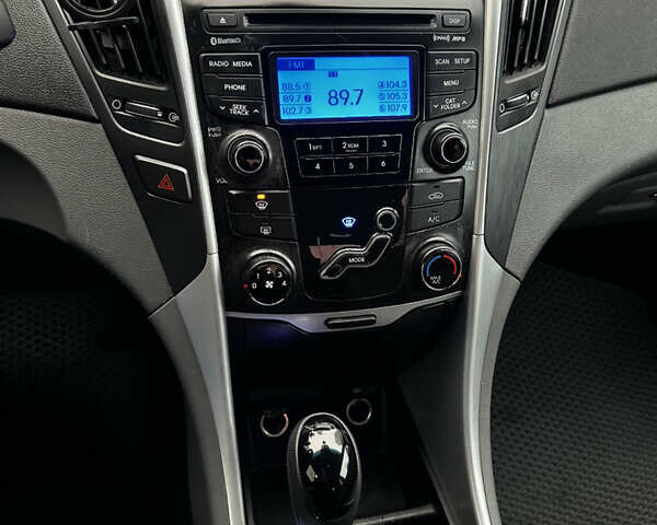 Сірий Хендай Соната, об'ємом двигуна 2.36 л та пробігом 282 тис. км за 8100 $, фото 12 на Automoto.ua