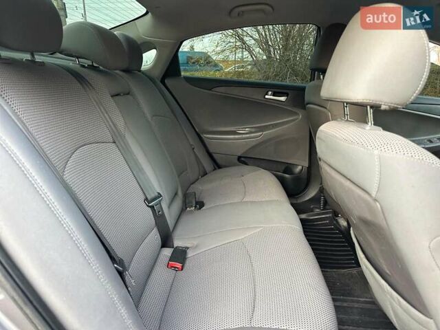 Серый Хендай Соната, объемом двигателя 2.4 л и пробегом 230 тыс. км за 7290 $, фото 9 на Automoto.ua