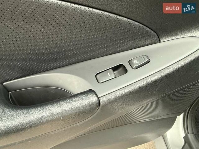 Серый Хендай Соната, объемом двигателя 2.36 л и пробегом 187 тыс. км за 9400 $, фото 49 на Automoto.ua