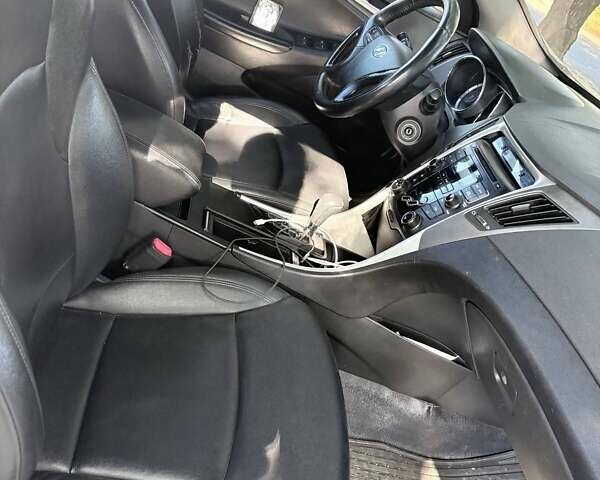 Сірий Хендай Соната, об'ємом двигуна 2 л та пробігом 307 тис. км за 6200 $, фото 3 на Automoto.ua