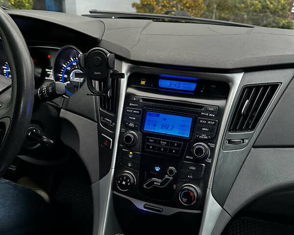 Сірий Хендай Соната, об'ємом двигуна 2.36 л та пробігом 282 тис. км за 8100 $, фото 17 на Automoto.ua