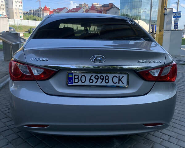 Серый Хендай Соната, объемом двигателя 2 л и пробегом 250 тыс. км за 7800 $, фото 3 на Automoto.ua