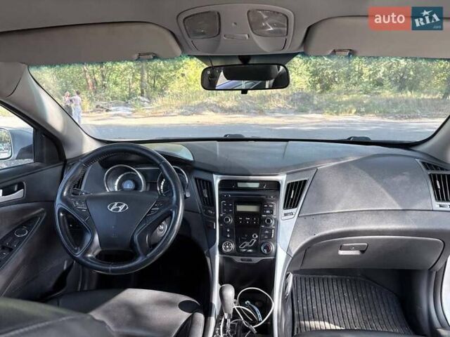 Сірий Хендай Соната, об'ємом двигуна 2 л та пробігом 307 тис. км за 6200 $, фото 2 на Automoto.ua