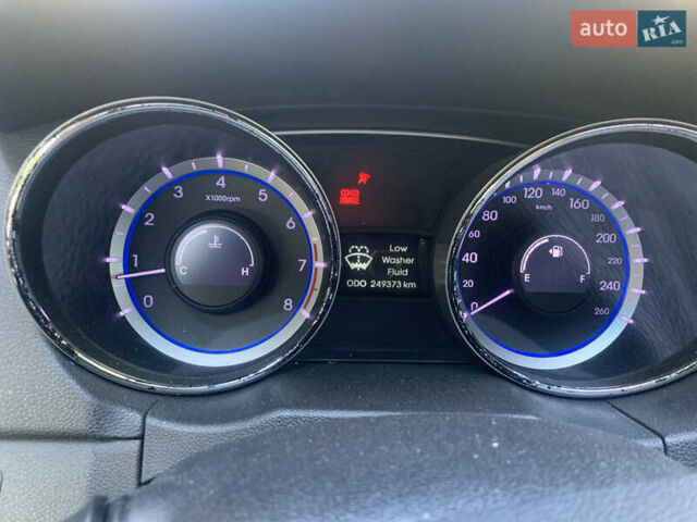 Серый Хендай Соната, объемом двигателя 2 л и пробегом 250 тыс. км за 7800 $, фото 2 на Automoto.ua