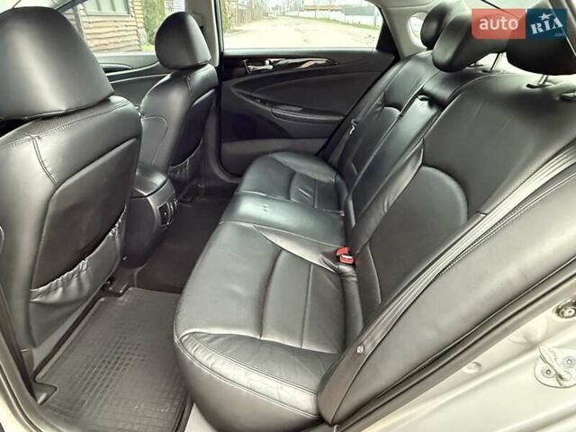 Серый Хендай Соната, объемом двигателя 2.36 л и пробегом 187 тыс. км за 9400 $, фото 48 на Automoto.ua