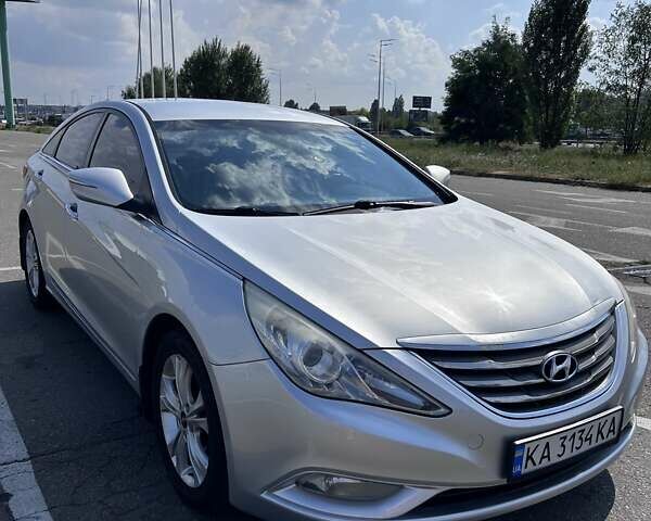 Серый Хендай Соната, объемом двигателя 2 л и пробегом 286 тыс. км за 9000 $, фото 2 на Automoto.ua