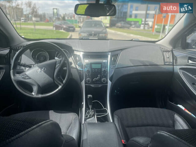 Сірий Хендай Соната, об'ємом двигуна 2 л та пробігом 240 тис. км за 8490 $, фото 7 на Automoto.ua