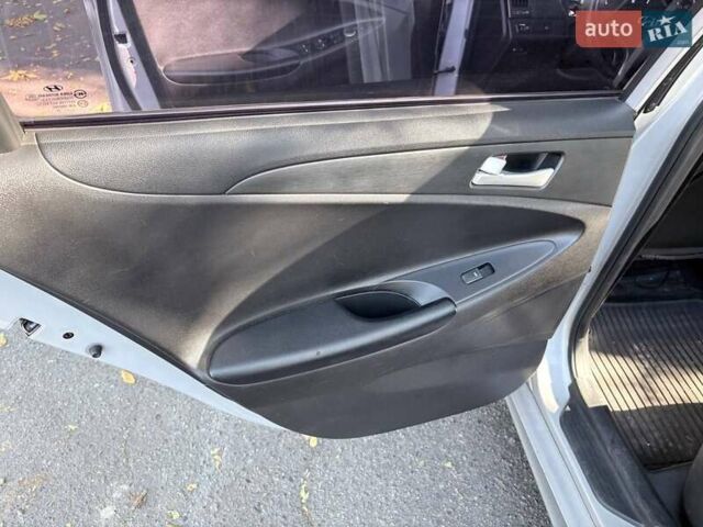 Сірий Хендай Соната, об'ємом двигуна 2 л та пробігом 307 тис. км за 6200 $, фото 5 на Automoto.ua