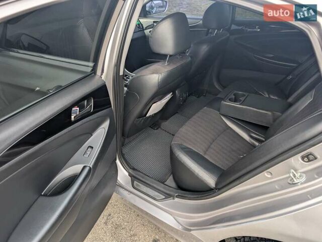 Серый Хендай Соната, объемом двигателя 2.36 л и пробегом 209 тыс. км за 8900 $, фото 11 на Automoto.ua