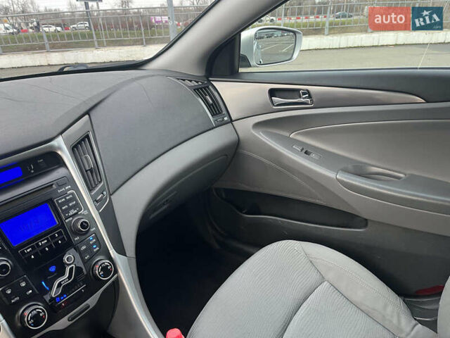 Серый Хендай Соната, объемом двигателя 2.36 л и пробегом 199 тыс. км за 8950 $, фото 14 на Automoto.ua