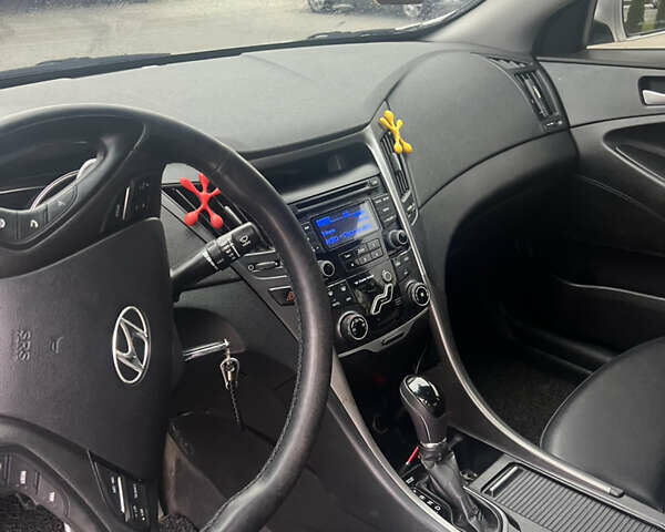 Хендай Соната 2011 в Тернополе на Automoto.ua Серый Хендай Соната, объемом двигателя 2 л и пробегом 375 тыс. км за 6600 $, фото 50 на Automoto.ua