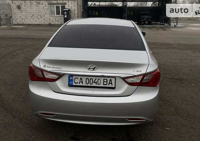 Серый Хендай Соната, объемом двигателя 2 л и пробегом 330 тыс. км за 8200 $, фото 2 на Automoto.ua