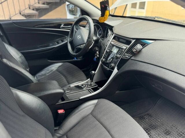 Сірий Хендай Соната, об'ємом двигуна 2 л та пробігом 168 тис. км за 8500 $, фото 5 на Automoto.ua