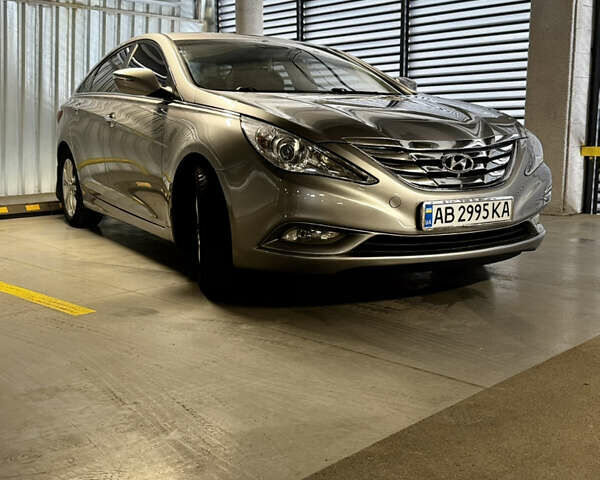 Серый Хендай Соната, объемом двигателя 2.4 л и пробегом 220 тыс. км за 8100 $, фото 4 на Automoto.ua