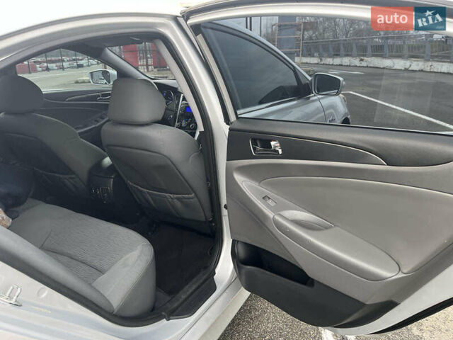 Серый Хендай Соната, объемом двигателя 2.36 л и пробегом 199 тыс. км за 8950 $, фото 18 на Automoto.ua