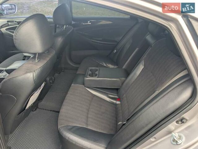 Серый Хендай Соната, объемом двигателя 2.36 л и пробегом 209 тыс. км за 8900 $, фото 12 на Automoto.ua