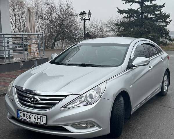 Серый Хендай Соната, объемом двигателя 2 л и пробегом 370 тыс. км за 6600 $, фото 1 на Automoto.ua