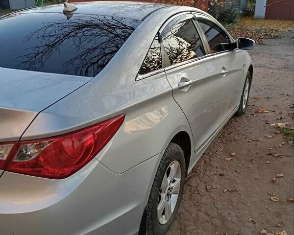 Серый Хендай Соната, объемом двигателя 2 л и пробегом 378 тыс. км за 7300 $, фото 4 на Automoto.ua