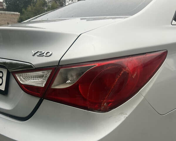 Хендай Соната 2011 в Тернополе на Automoto.ua Серый Хендай Соната, объемом двигателя 2 л и пробегом 375 тыс. км за 6600 $, фото 32 на Automoto.ua