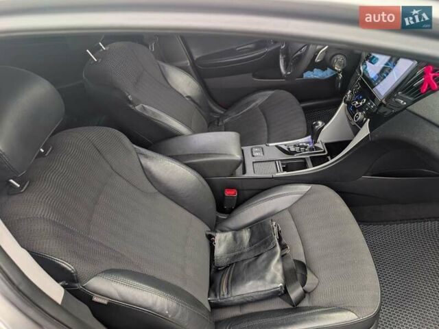 Серый Хендай Соната, объемом двигателя 2.36 л и пробегом 209 тыс. км за 8900 $, фото 16 на Automoto.ua