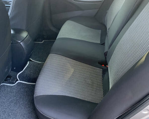 Серый Хендай Соната, объемом двигателя 2 л и пробегом 250 тыс. км за 7800 $, фото 6 на Automoto.ua