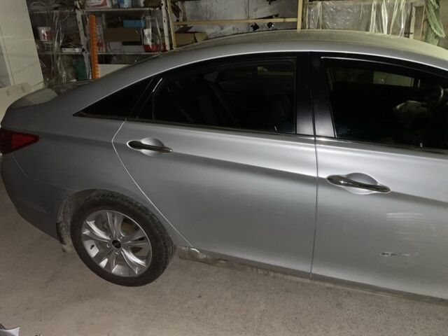 Сірий Хендай Соната, об'ємом двигуна 2 л та пробігом 95 тис. км за 3000 $, фото 2 на Automoto.ua