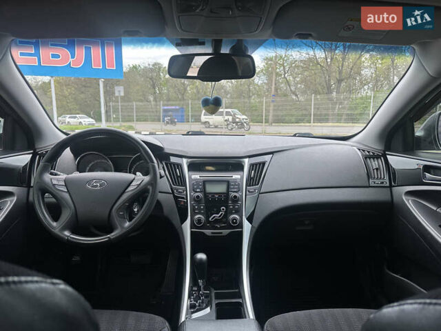 Серый Хендай Соната, объемом двигателя 2 л и пробегом 200 тыс. км за 10000 $, фото 2 на Automoto.ua