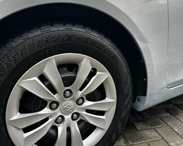 Сірий Хендай Соната, об'ємом двигуна 2.36 л та пробігом 282 тис. км за 8100 $, фото 7 на Automoto.ua