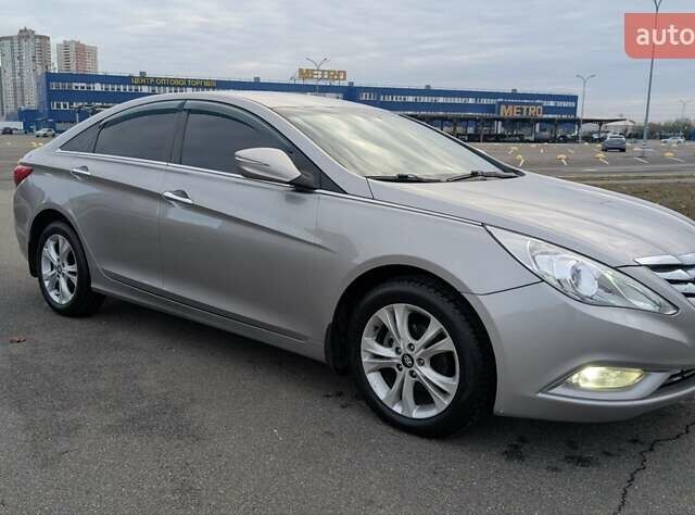 Серый Хендай Соната, объемом двигателя 2.36 л и пробегом 209 тыс. км за 8900 $, фото 3 на Automoto.ua