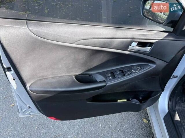 Сірий Хендай Соната, об'ємом двигуна 2 л та пробігом 307 тис. км за 6200 $, фото 4 на Automoto.ua