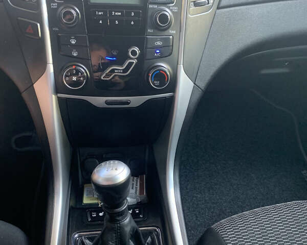 Серый Хендай Соната, объемом двигателя 2 л и пробегом 250 тыс. км за 7800 $, фото 12 на Automoto.ua