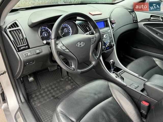 Серый Хендай Соната, объемом двигателя 2.36 л и пробегом 187 тыс. км за 9400 $, фото 42 на Automoto.ua