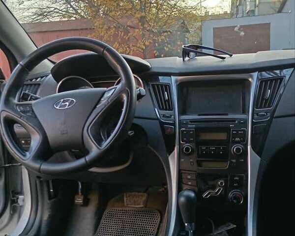 Серый Хендай Соната, объемом двигателя 2 л и пробегом 378 тыс. км за 7300 $, фото 6 на Automoto.ua
