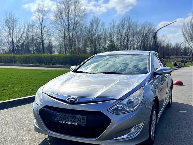 Серый Хендай Соната, объемом двигателя 2.4 л и пробегом 320 тыс. км за 9500 $, фото 3 на Automoto.ua