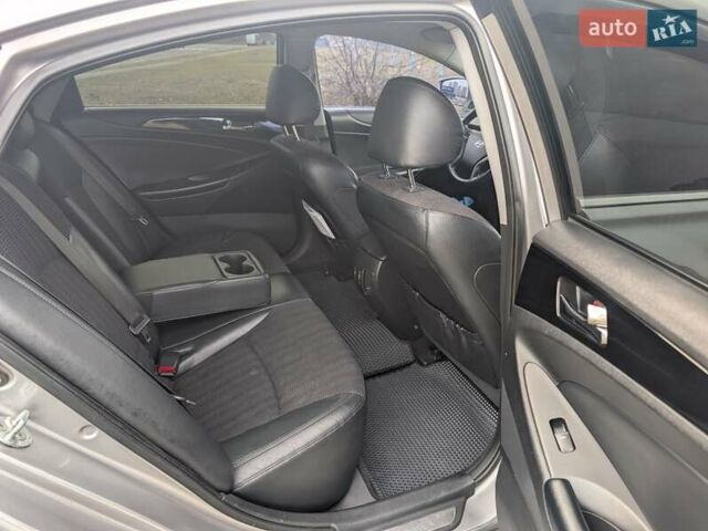 Серый Хендай Соната, объемом двигателя 2.36 л и пробегом 209 тыс. км за 8900 $, фото 14 на Automoto.ua