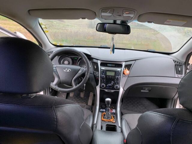 Сірий Хендай Соната, об'ємом двигуна 2.4 л та пробігом 218 тис. км за 7500 $, фото 4 на Automoto.ua