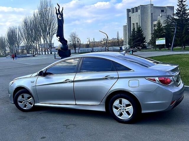 Серый Хендай Соната, объемом двигателя 2.4 л и пробегом 320 тыс. км за 9500 $, фото 1 на Automoto.ua