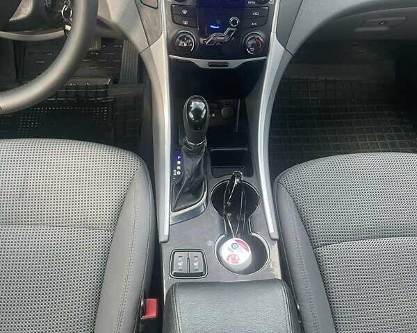 Хендай Соната 2011 в Килие на Automoto.ua Серый Хендай Соната, объемом двигателя 2.36 л и пробегом 359 тыс. км за 8300 $, фото 10 на Automoto.ua