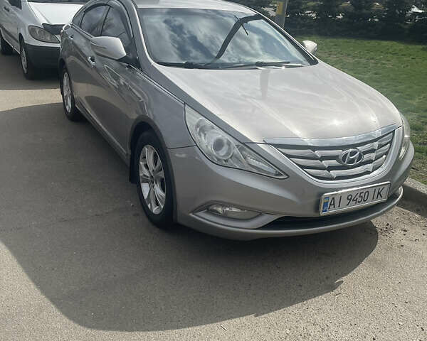 Сірий Хендай Соната, об'ємом двигуна 2 л та пробігом 240 тис. км за 8490 $, фото 1 на Automoto.ua