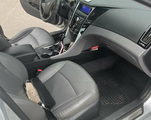 Серый Хендай Соната, объемом двигателя 2.4 л и пробегом 125 тыс. км за 7800 $, фото 3 на Automoto.ua