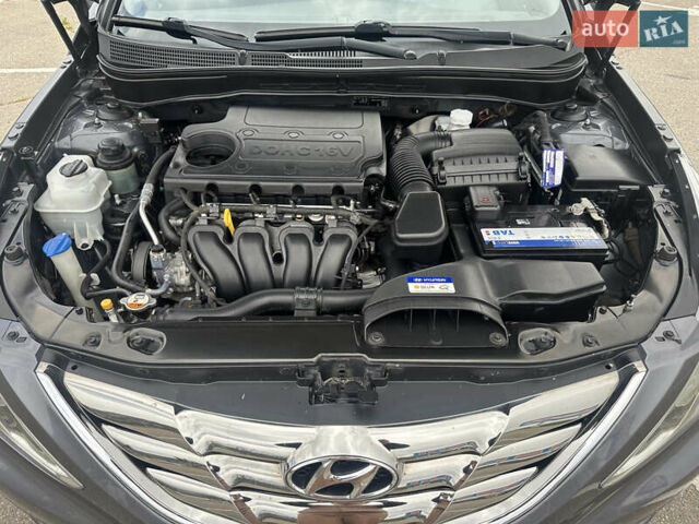 Серый Хендай Соната, объемом двигателя 2 л и пробегом 200 тыс. км за 10000 $, фото 3 на Automoto.ua
