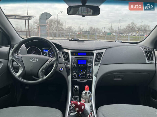 Серый Хендай Соната, объемом двигателя 2.36 л и пробегом 199 тыс. км за 8950 $, фото 20 на Automoto.ua