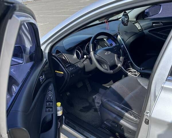 Серый Хендай Соната, объемом двигателя 2 л и пробегом 286 тыс. км за 9000 $, фото 9 на Automoto.ua