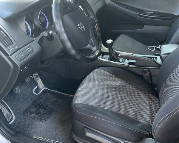 Серый Хендай Соната, объемом двигателя 2 л и пробегом 250 тыс. км за 7800 $, фото 10 на Automoto.ua