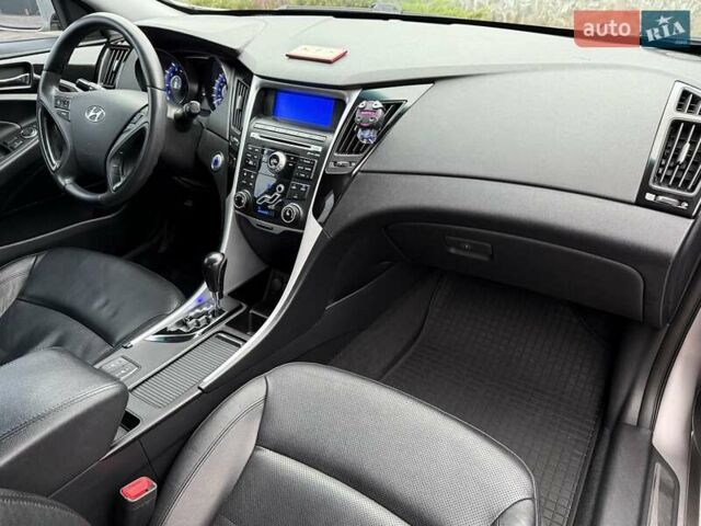 Серый Хендай Соната, объемом двигателя 2.36 л и пробегом 187 тыс. км за 9400 $, фото 57 на Automoto.ua