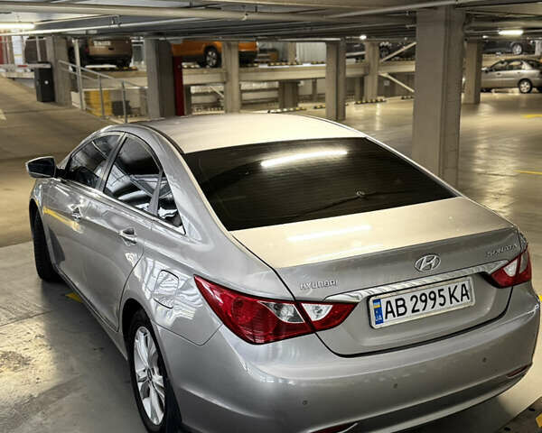 Серый Хендай Соната, объемом двигателя 2.4 л и пробегом 220 тыс. км за 8100 $, фото 9 на Automoto.ua