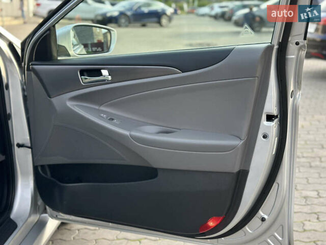 Сірий Хендай Соната, об'ємом двигуна 2.36 л та пробігом 146 тис. км за 9500 $, фото 23 на Automoto.ua