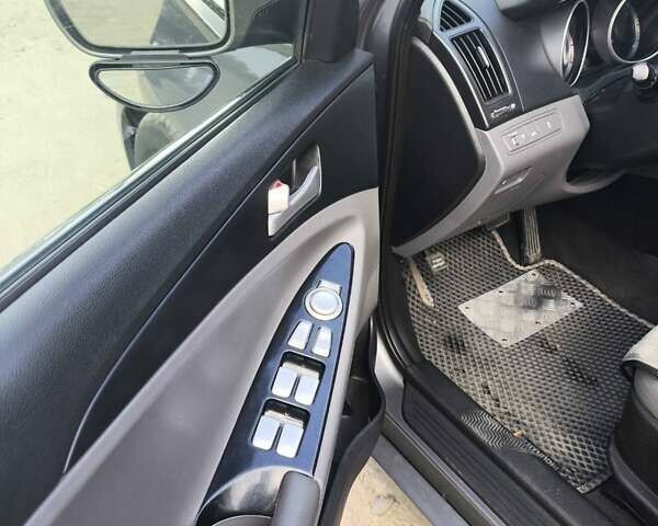 Серый Хендай Соната, объемом двигателя 2.4 л и пробегом 220 тыс. км за 6900 $, фото 11 на Automoto.ua
